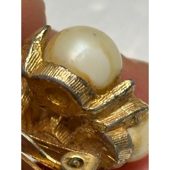 Vintage Faux Pearl Cluster Gold Tone Clip On Earrings Costume Jewelry - Picture 5 of 6